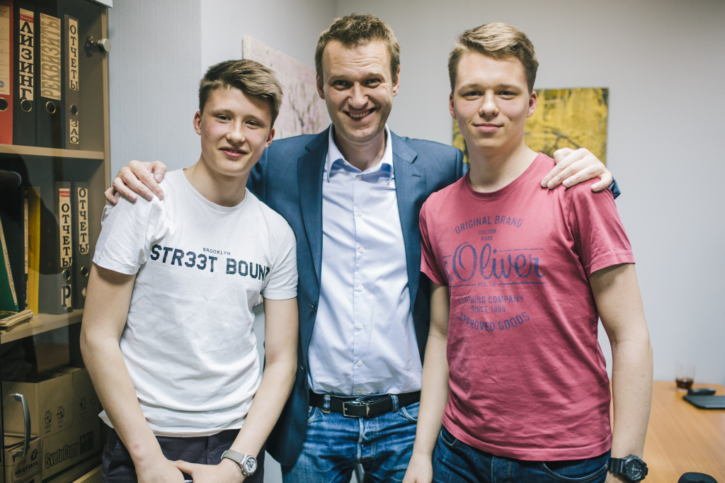 Навальный и мальчики.jpg