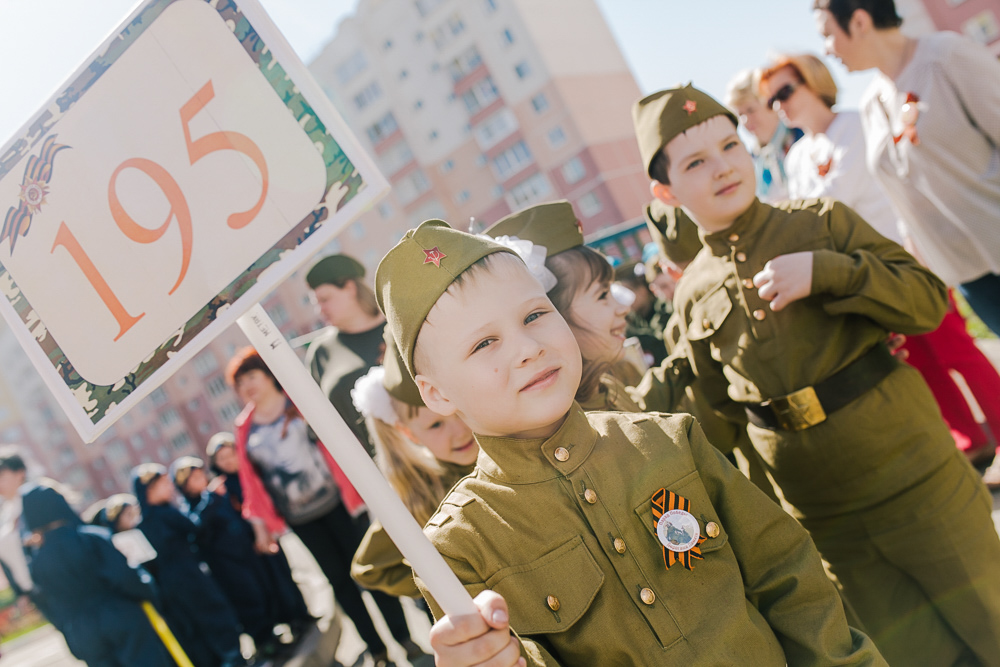 Парад 9 мая дети. Дети на параде. Дети на параде Победы. Солдат и ребенок на параде. Детский парад Победы.