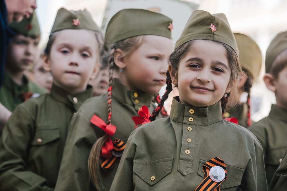 Парад 9 мая дети. Дети на параде Победы. День Победы для детей. Дети в военной форме на 9 мая. Дети на параде 9 мая.