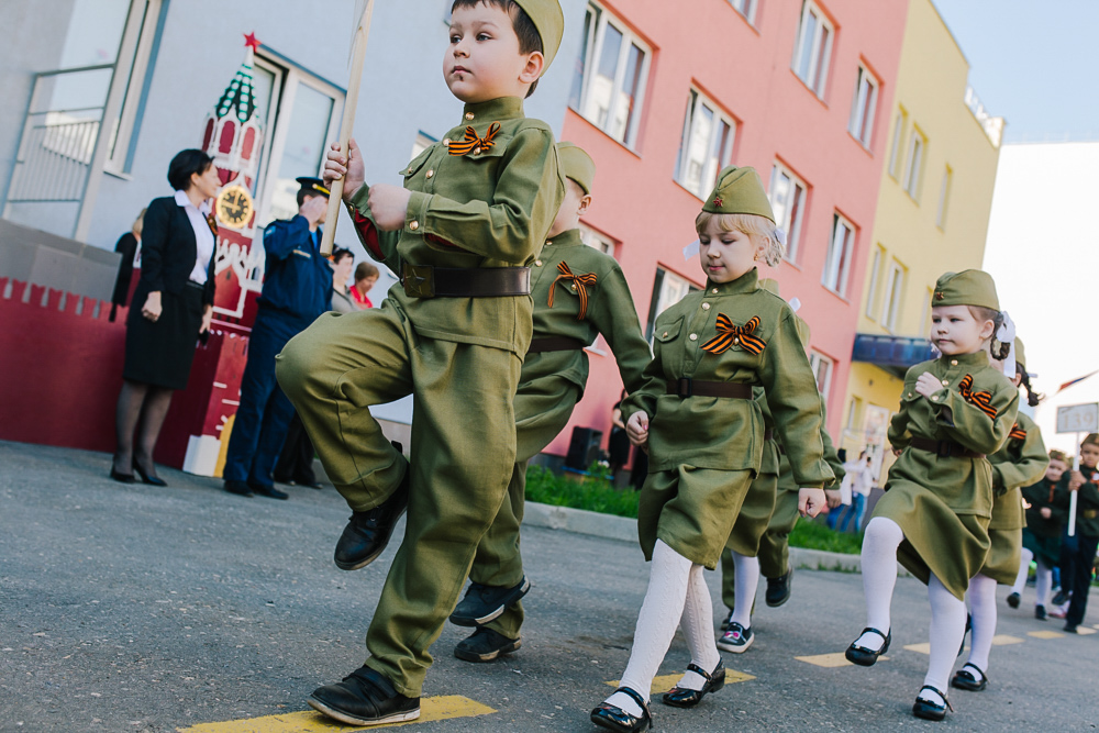 Армейский сад. Детские военные парады. Дети маршируют. Дети на параде. Солдат с ребенком.