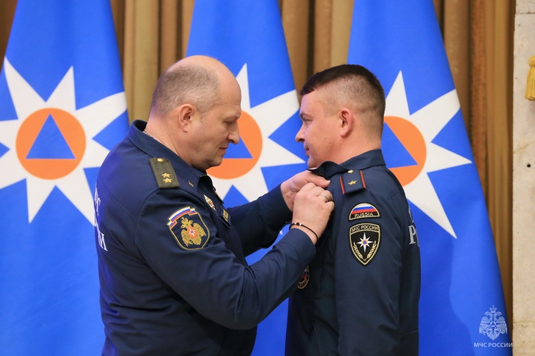 nachalnik-glavnogo-upravleniya-aleksey-klushin-otmechen-vysshey-nagradoy-znakom-otlichiya-mchs-rossii-krest-za-doblest_17079172761559619282__2000x2000.jpg