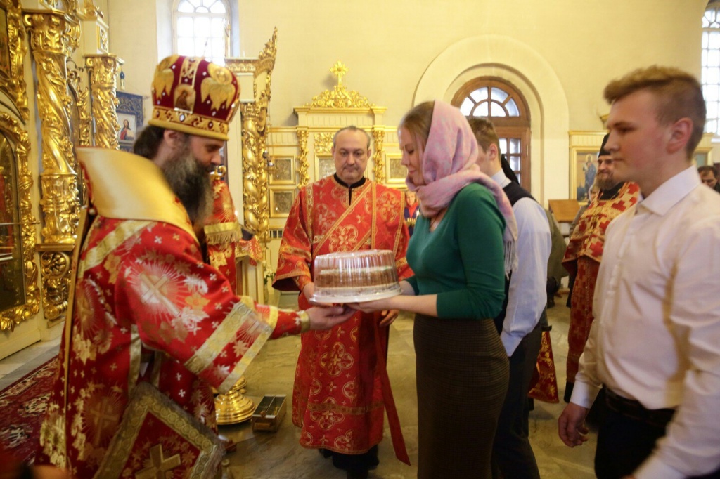 Ивановская епархия. Иваново-Вознесенская митрополия Скорбященский храм. Православная молодёжь Ивановской митрополии. Волонтёры Метрополита Иваново. Торт митрополиту.