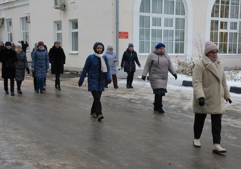 sotrudnik-mchs-provel-uchebnuyu-evakuaciyu-v-ivanovskoy-oblastnoy-dume_1670573731160946490__2000x2000__watermark.jpg